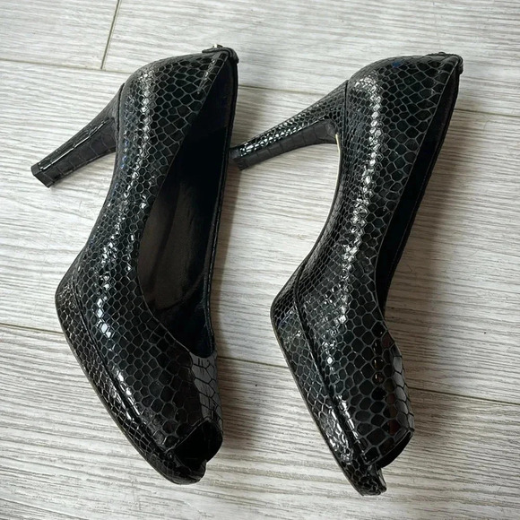 Stuart Weitzman Black Python Embossed Leather Peep Toe Pumps Size 8 - Picture 11 of 13